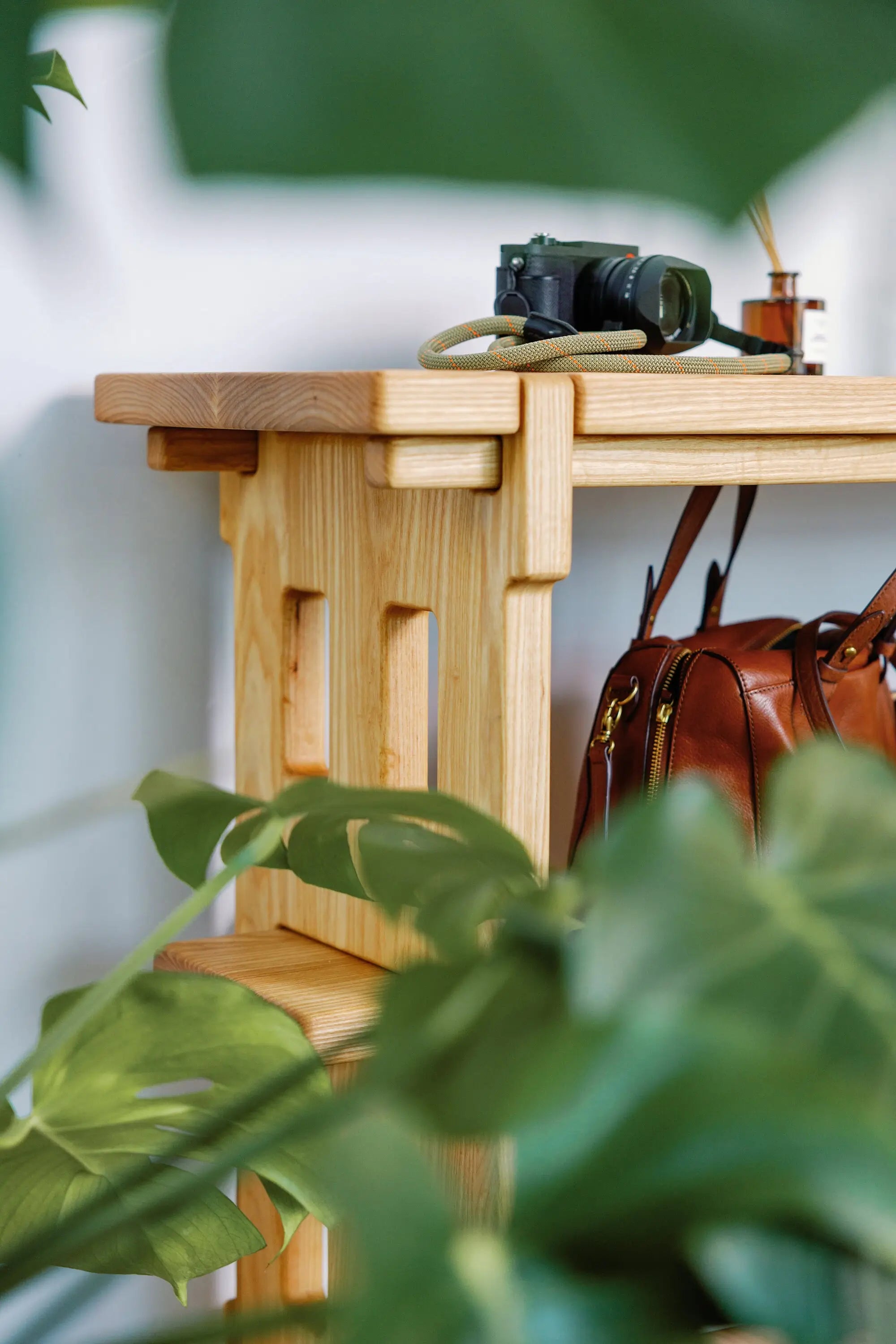 Minimalist ash wood entry table – durable and space-saving solution for modern homes