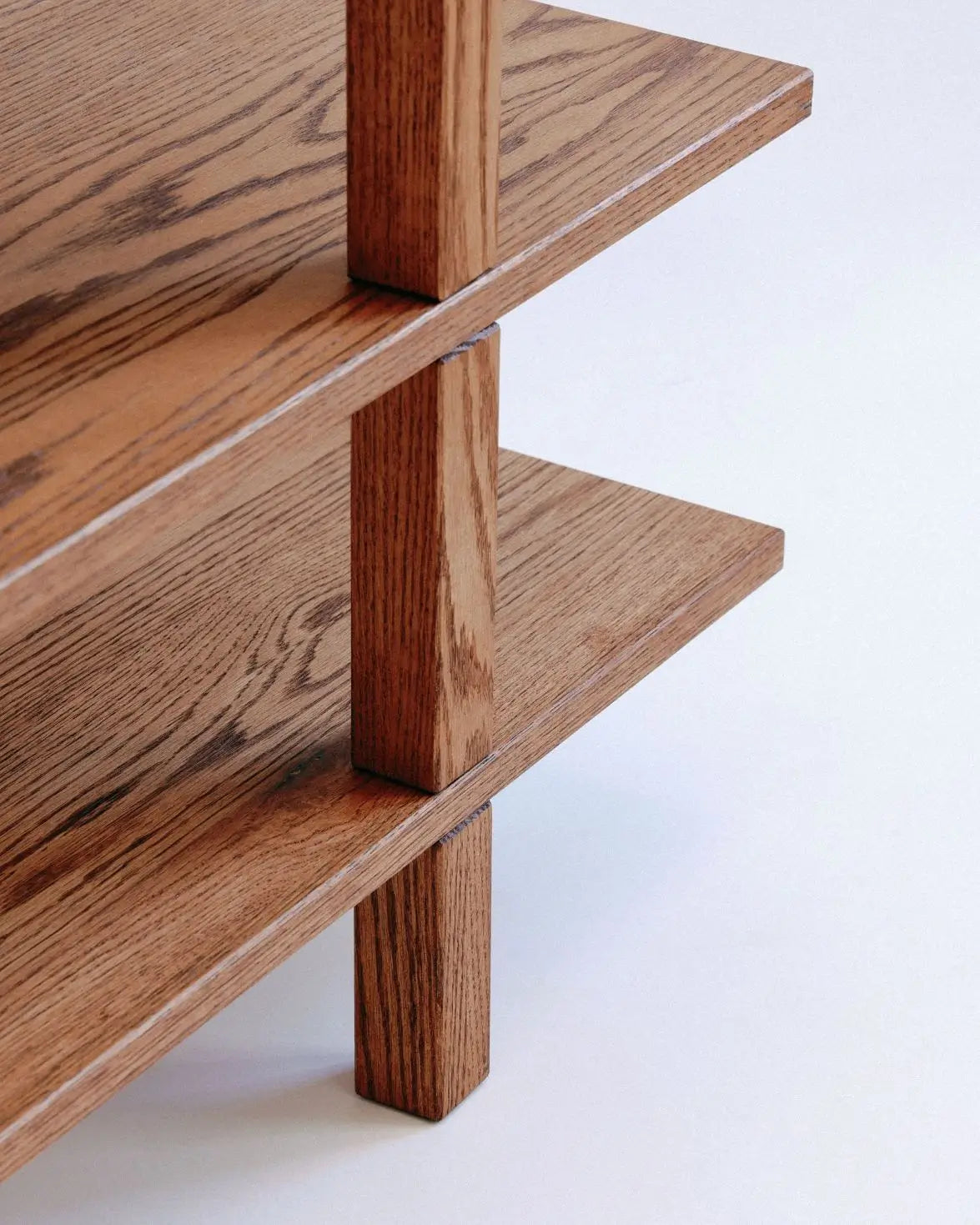 Natural oak shoe stand with brown stain – ideal for keeping shoes neat and accessible