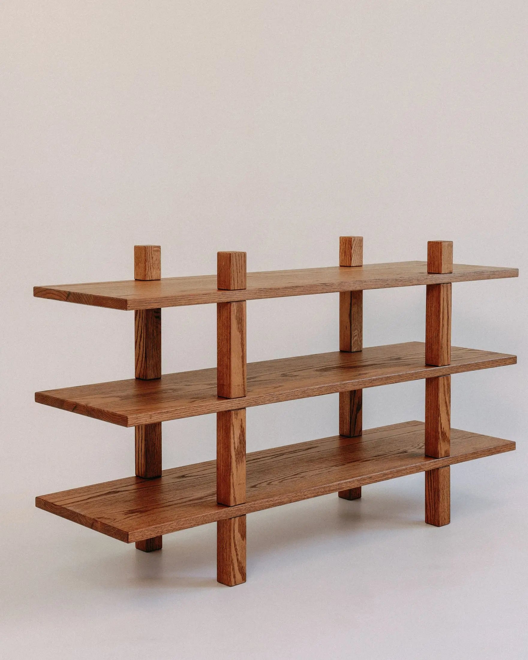 Solid oak shoe rack in warm brown finish – minimalist and functional storage