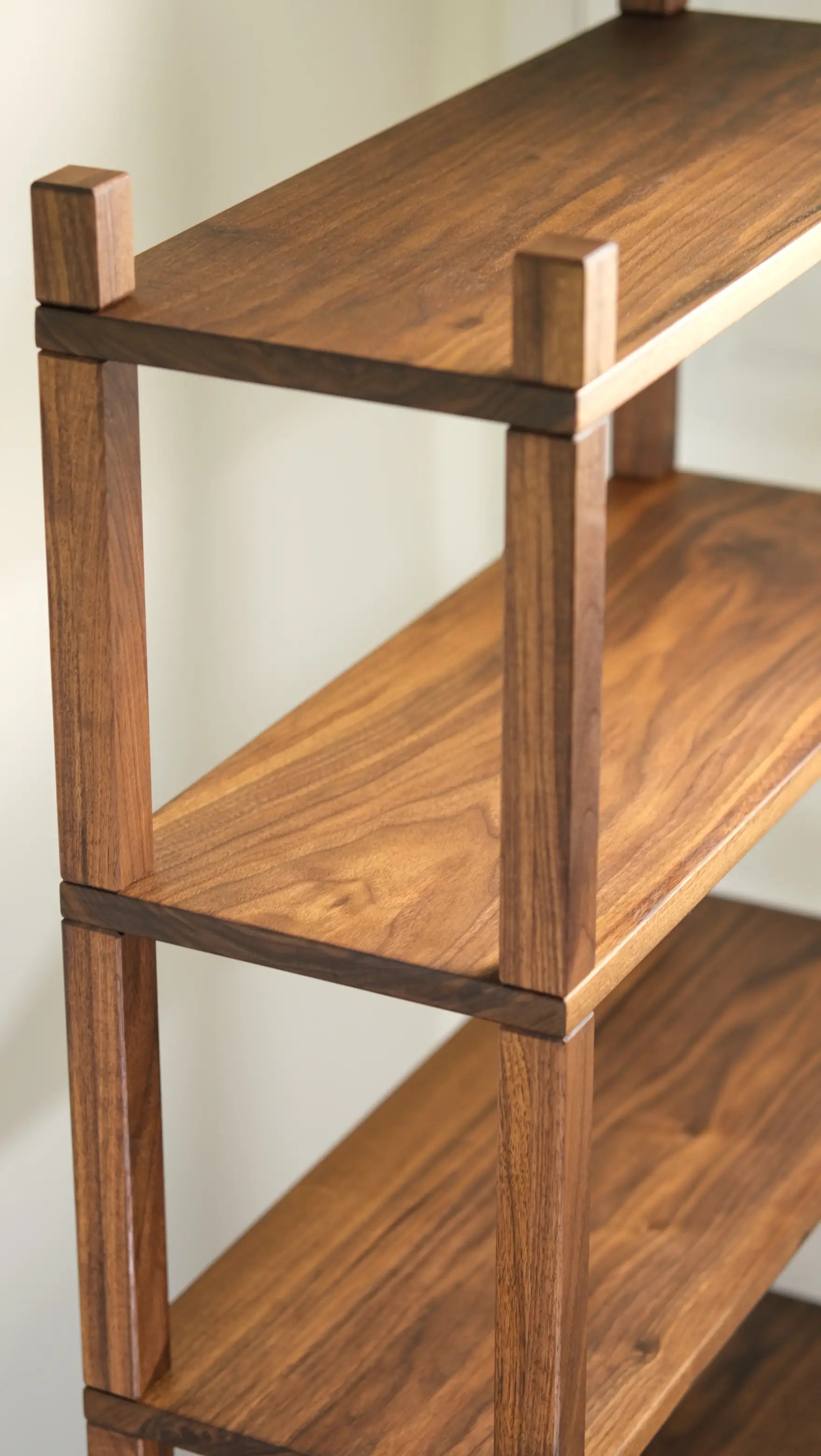 Vertical bookshelf made from burnnut wood – minimalist design with natural grain texture