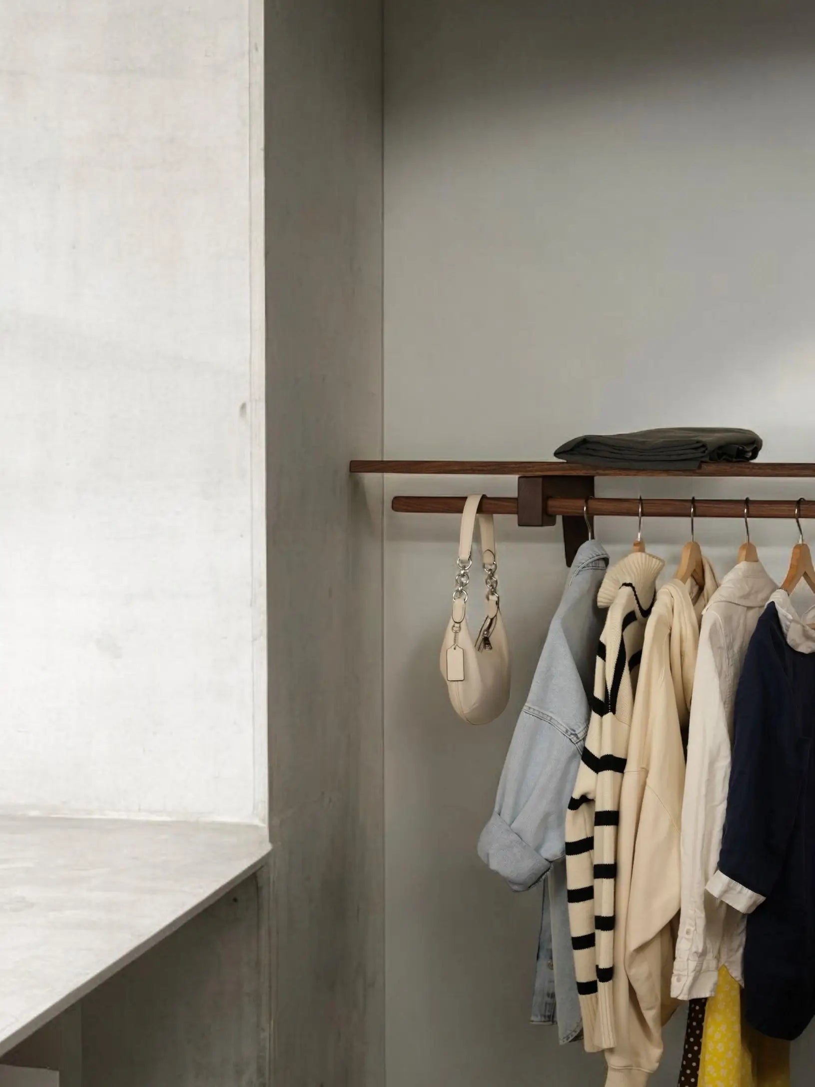 Custom wooden closet shelves with minimalist design – ideal for organizing clothes, shoes, and accessories