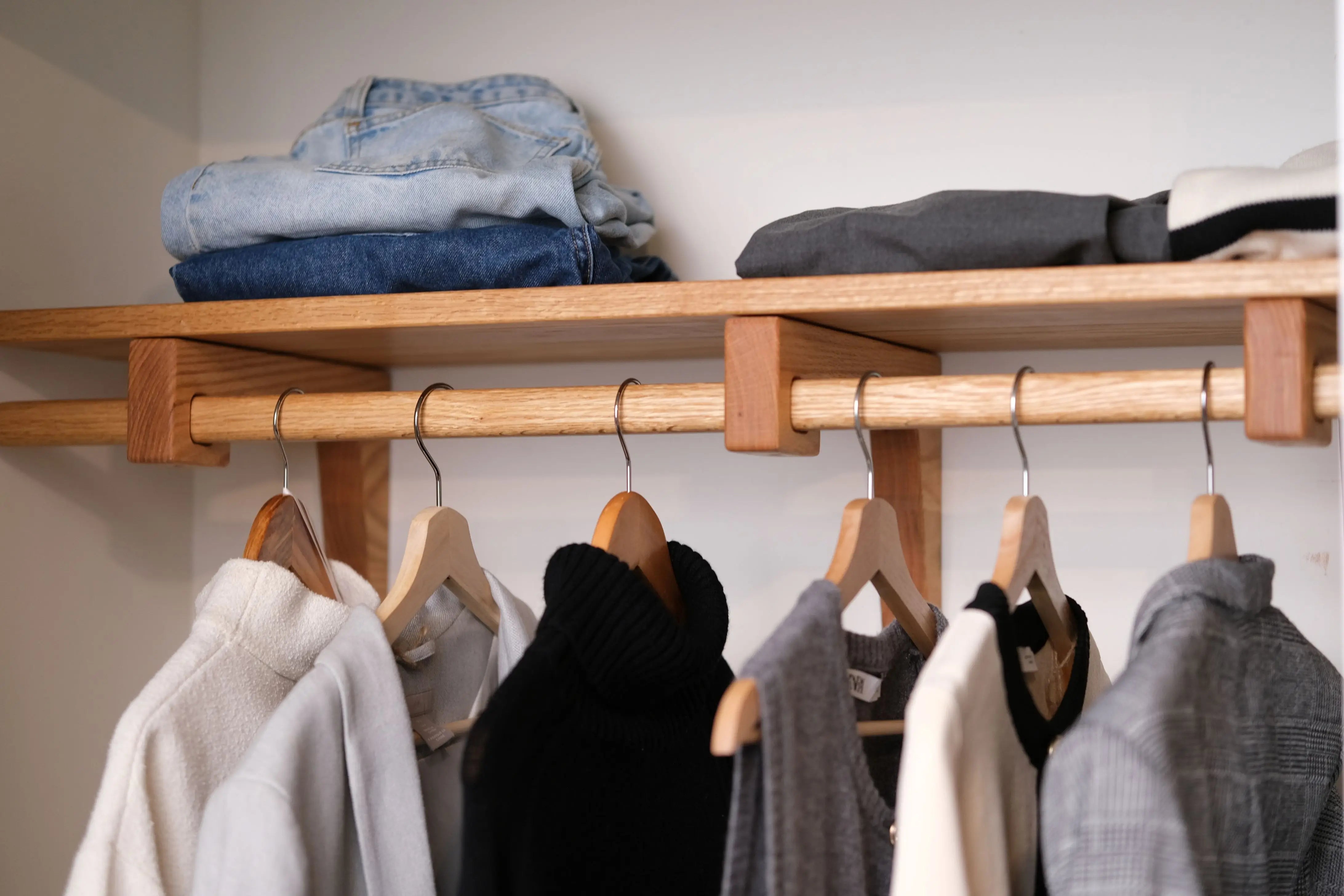 Built-in closet shelves with open layout – eco-friendly and space-saving design for modern wardrobes
