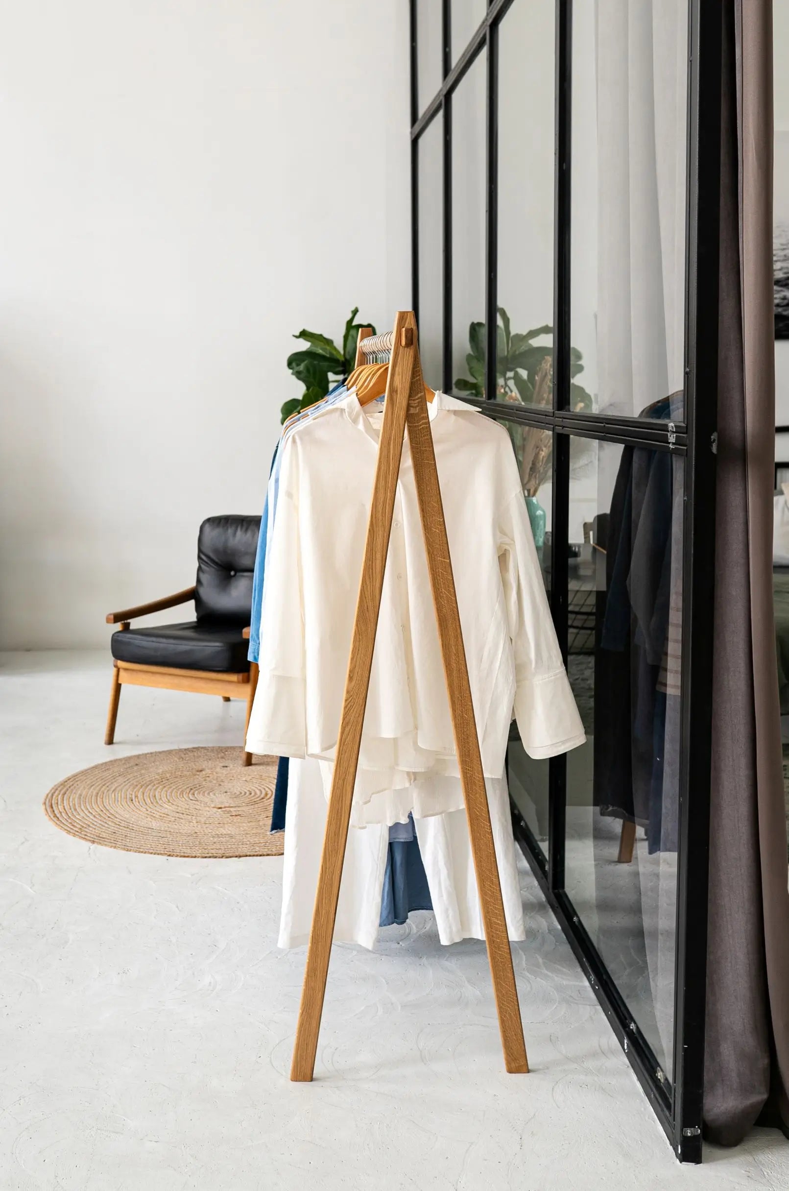 Wide wooden hanger with strong neck support – perfect for heavy outerwear