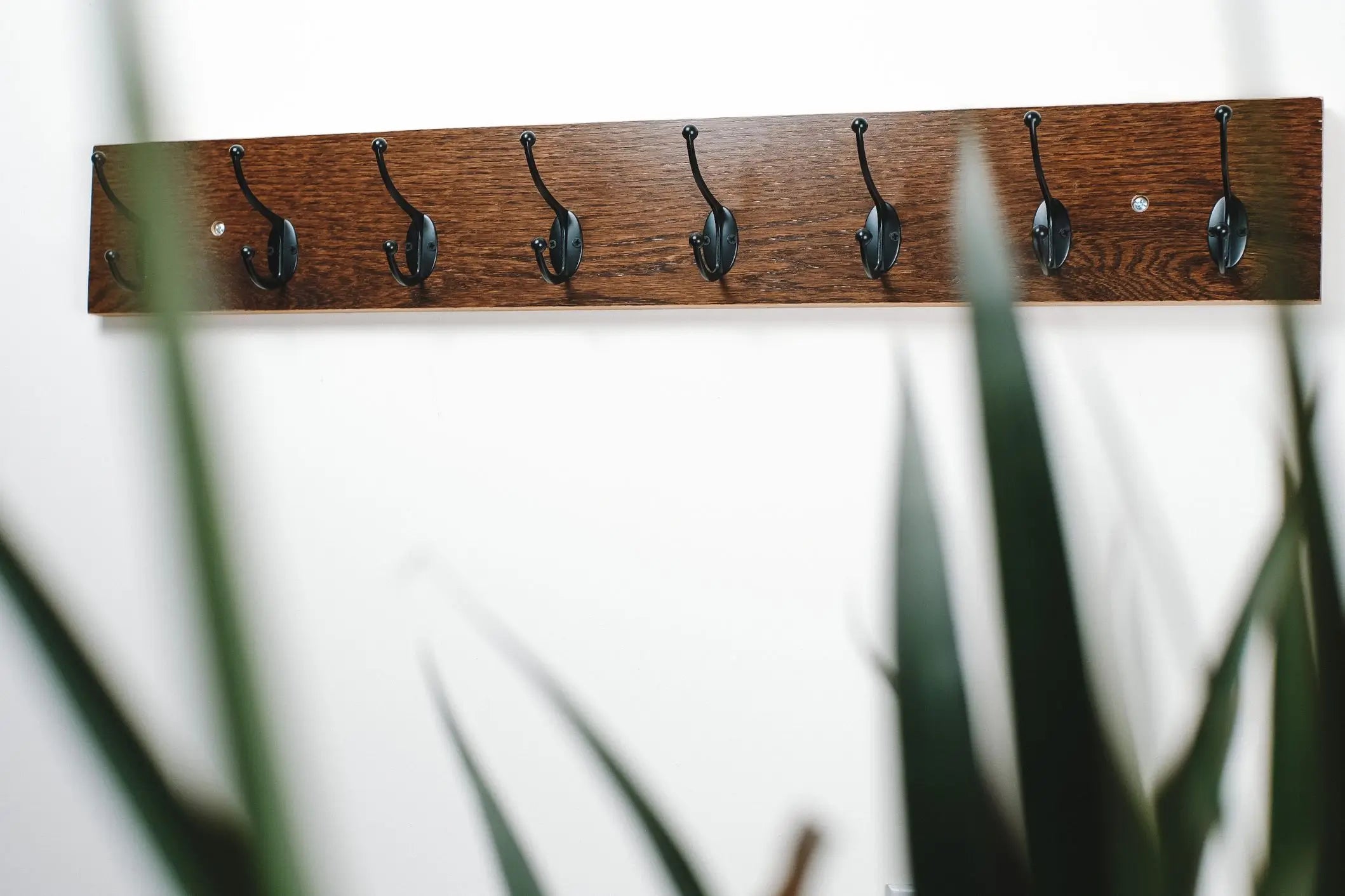 Handmade acacia wood wall rack – elegant coat and hat holder with natural finish