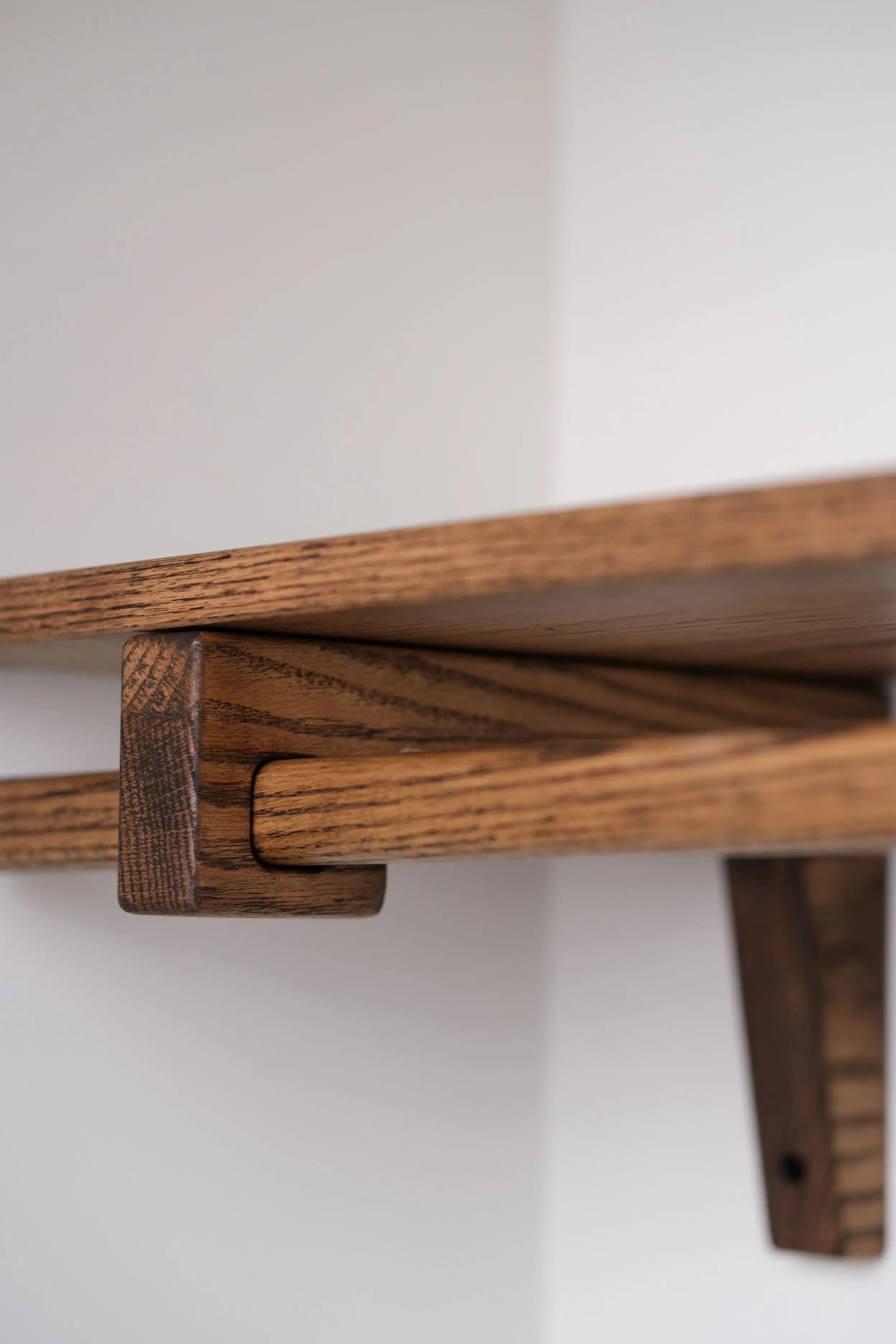 Custom dark oak wood shelf – space-saving and aesthetic storage for wardrobes