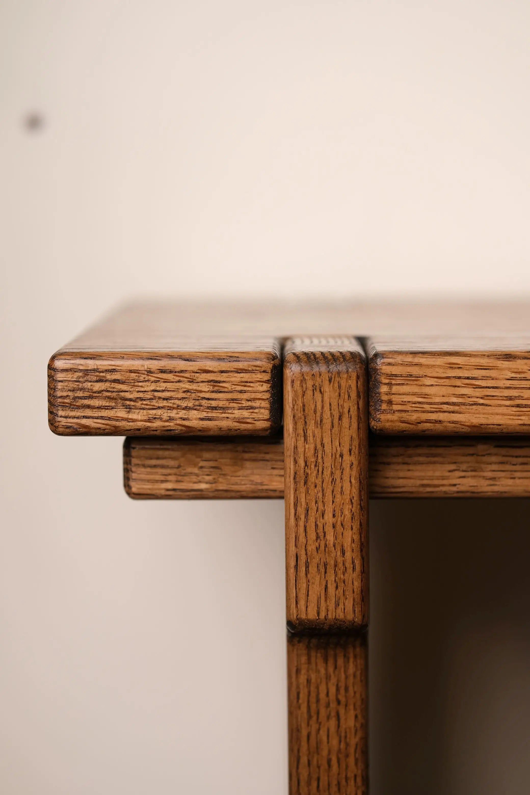 Rustic entry table in dark-stained oak – perfect for keys, plants, and decorative items
