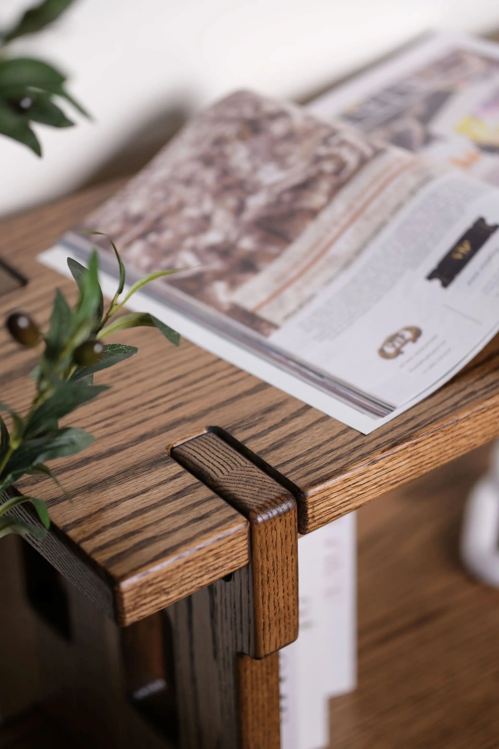 Classic entryway table made of dark oak – durable and decorative accent furniture