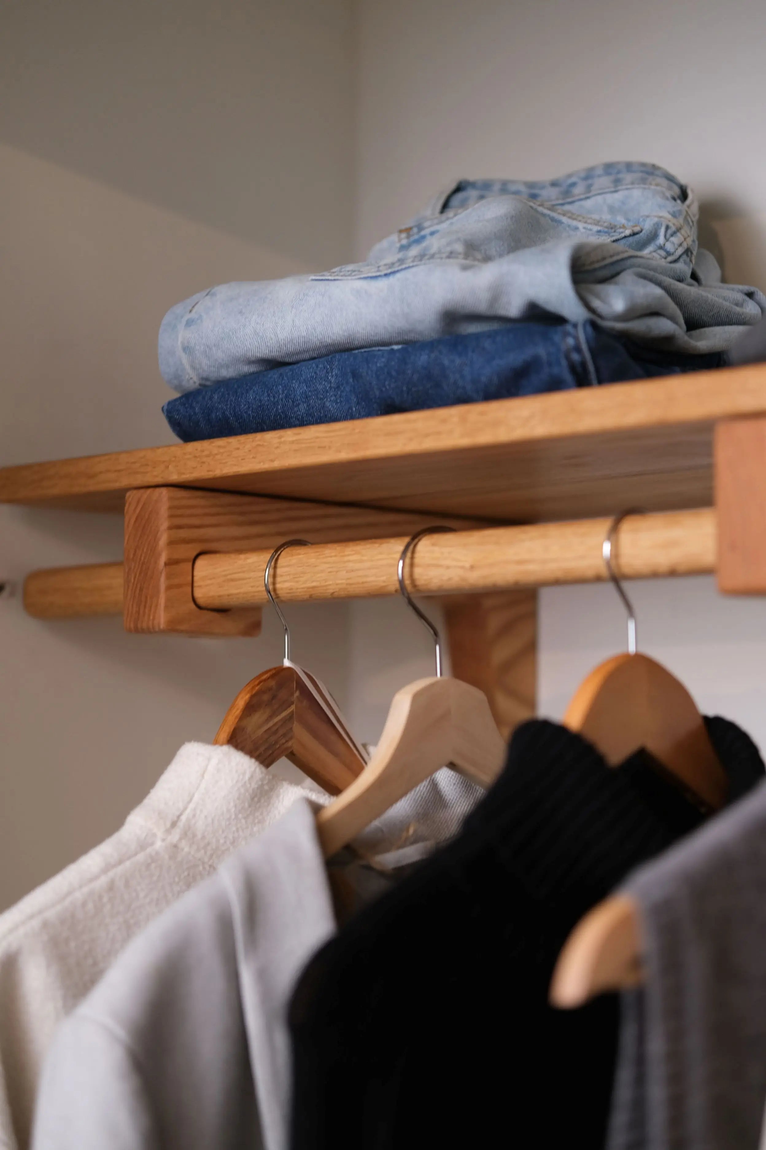 Minimalist closet shelf made from natural oak – ideal for modern wardrobe organization