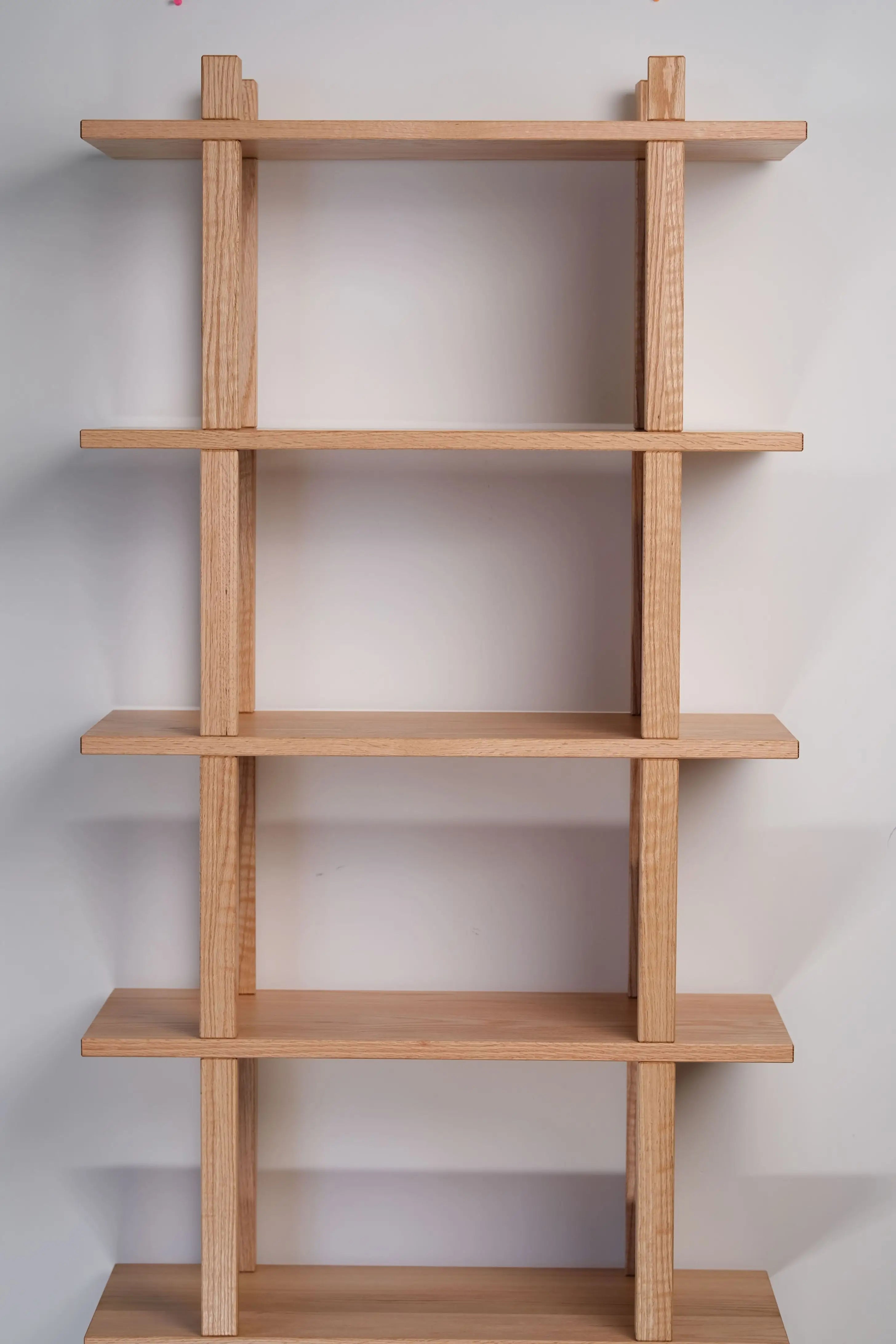 Freestanding Silyl bookshelf – sleek and sturdy wood shelf for home or office