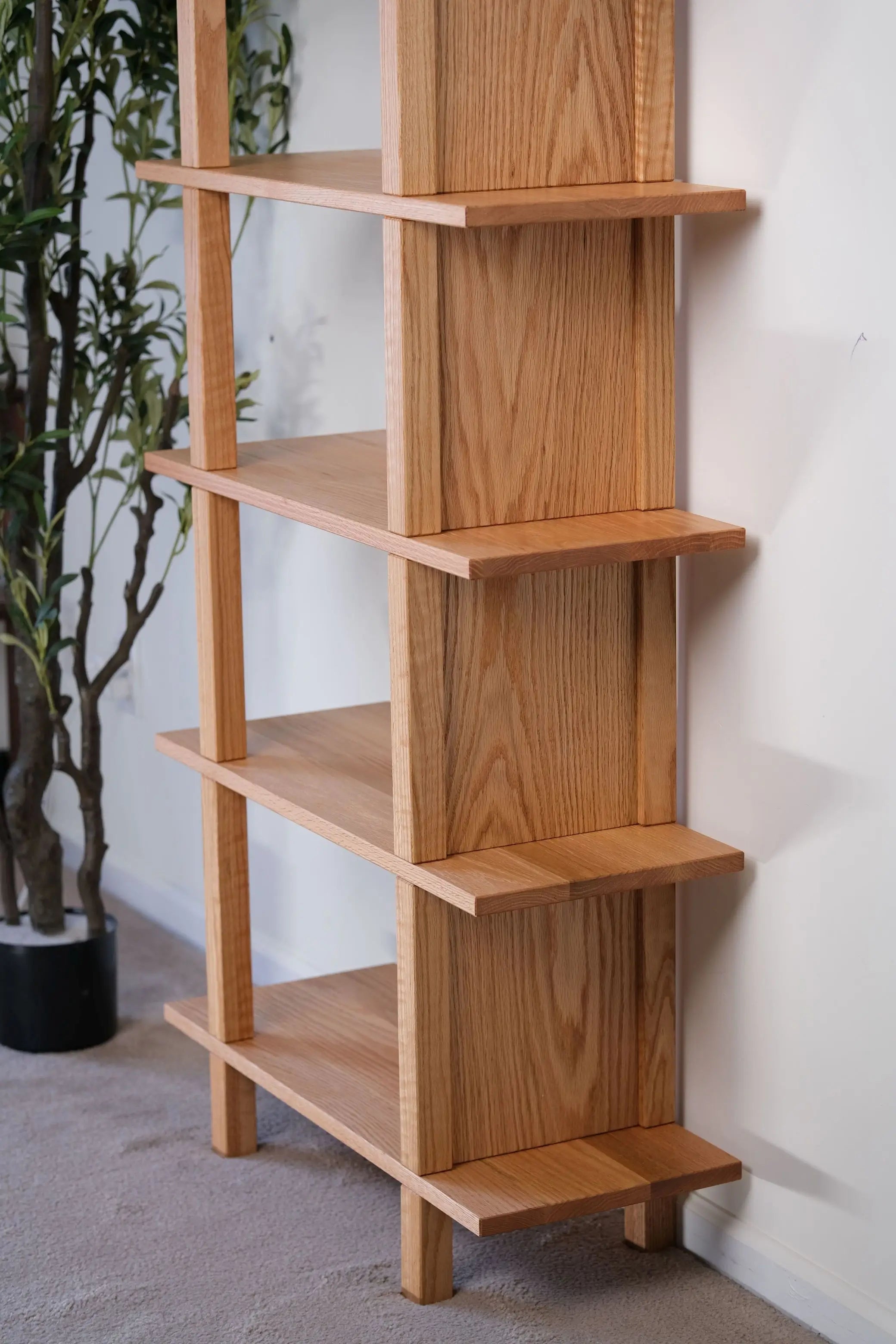 Modern wooden bookcase – Silyl model with clean lines and warm natural grain