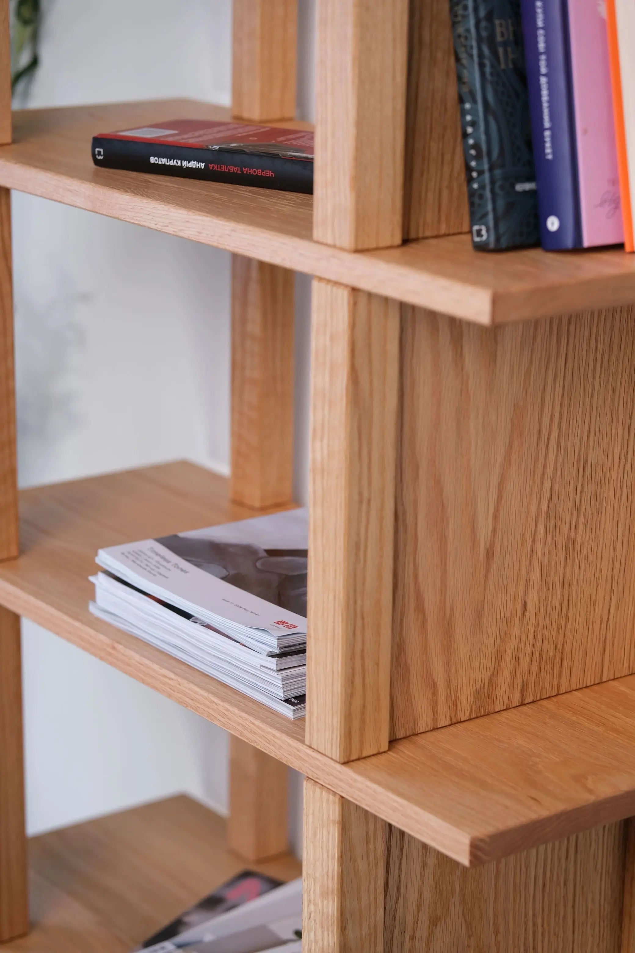 Compact wooden Silyl shelving unit – stylish and space-efficient book storage