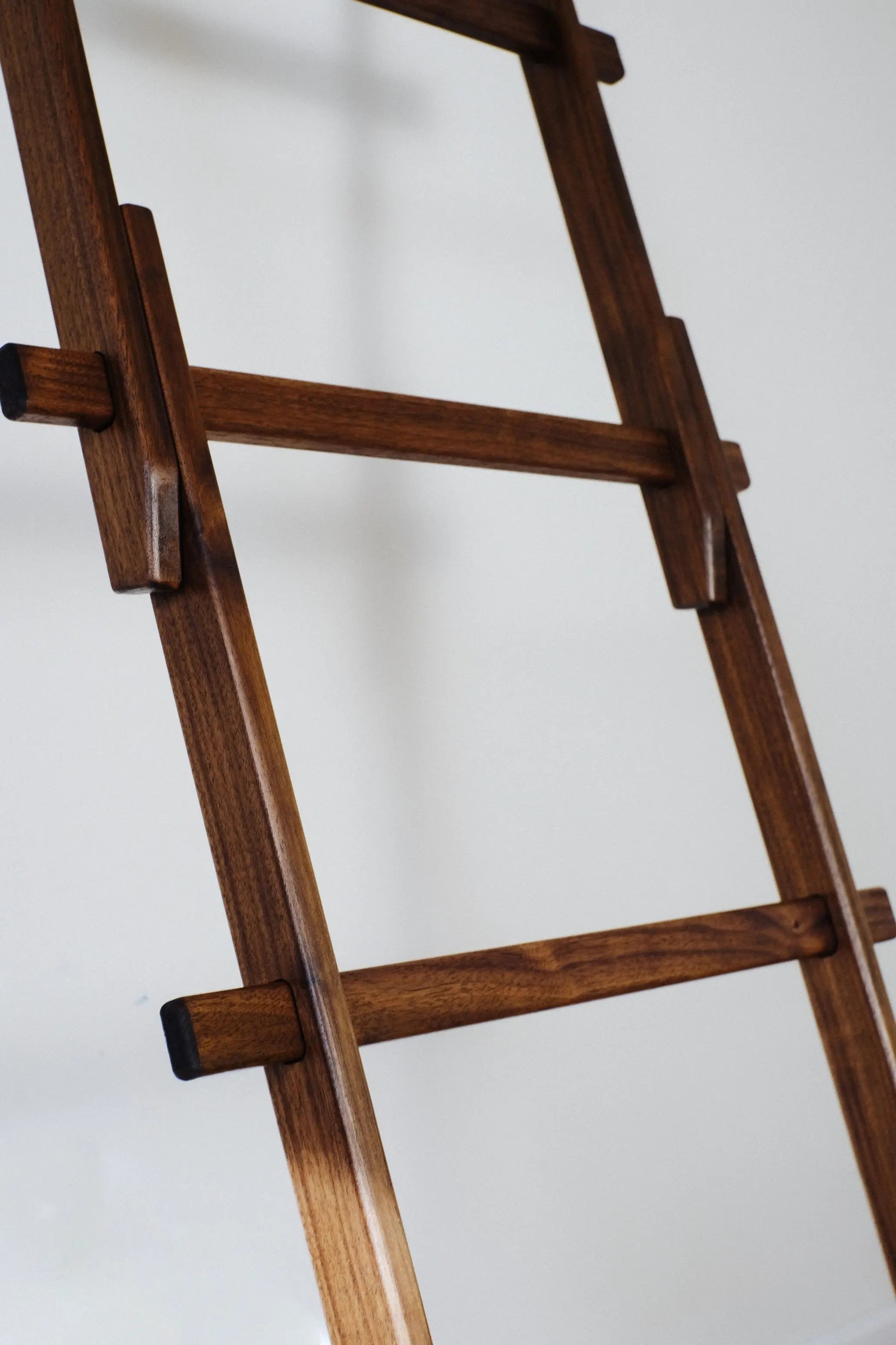 Natural oak blanket ladder with smooth grain – sustainable and stylish home accessory