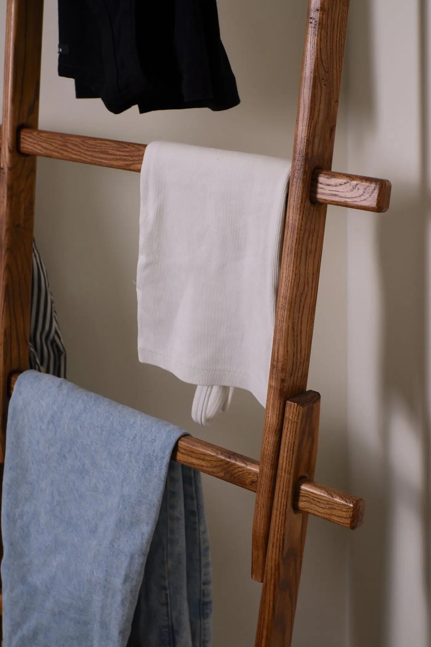 Natural oak wood blanket ladder – leaning rack for living room or bedroom decor