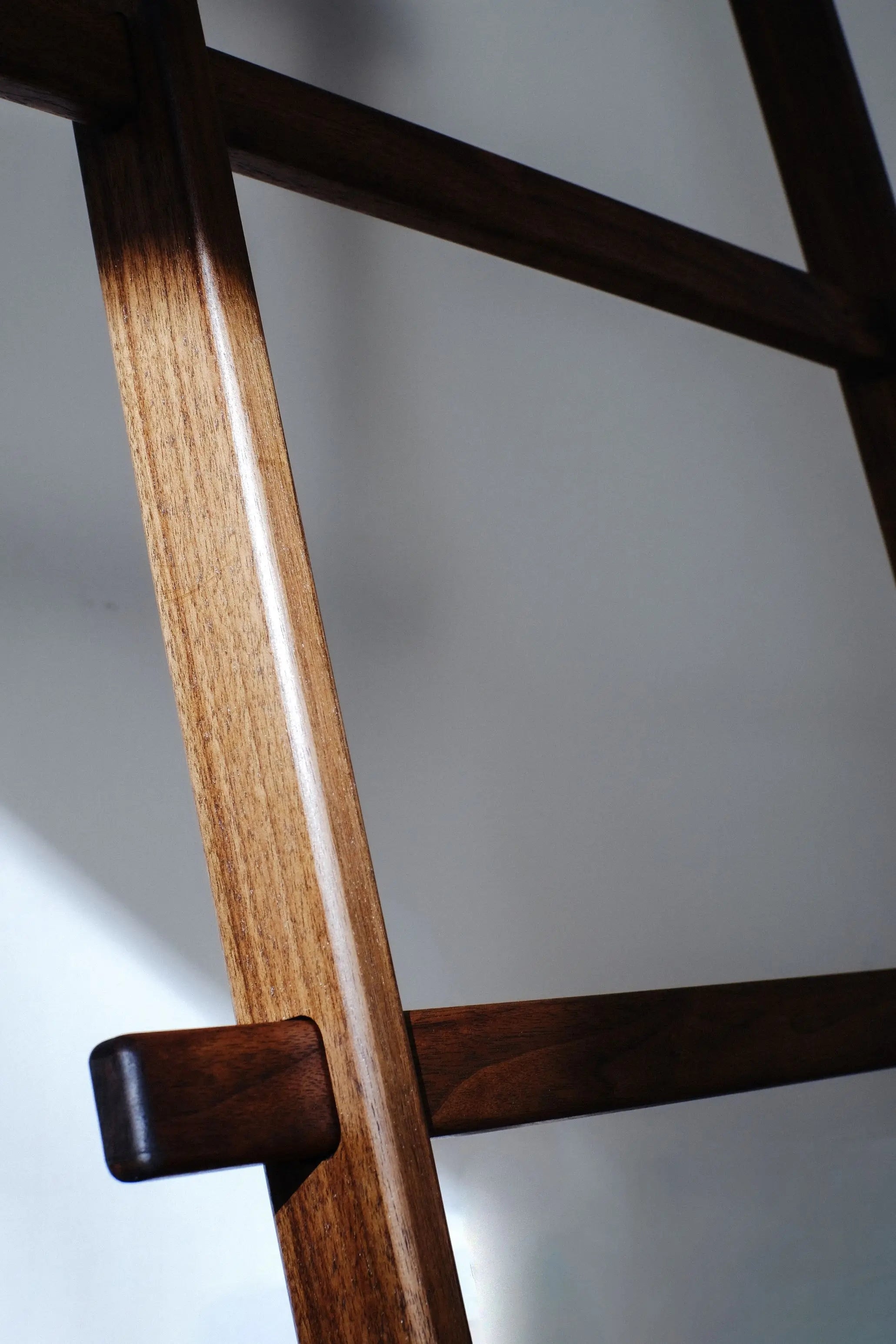 Decorative oak ladder for blankets and towels – space-saving and handcrafted