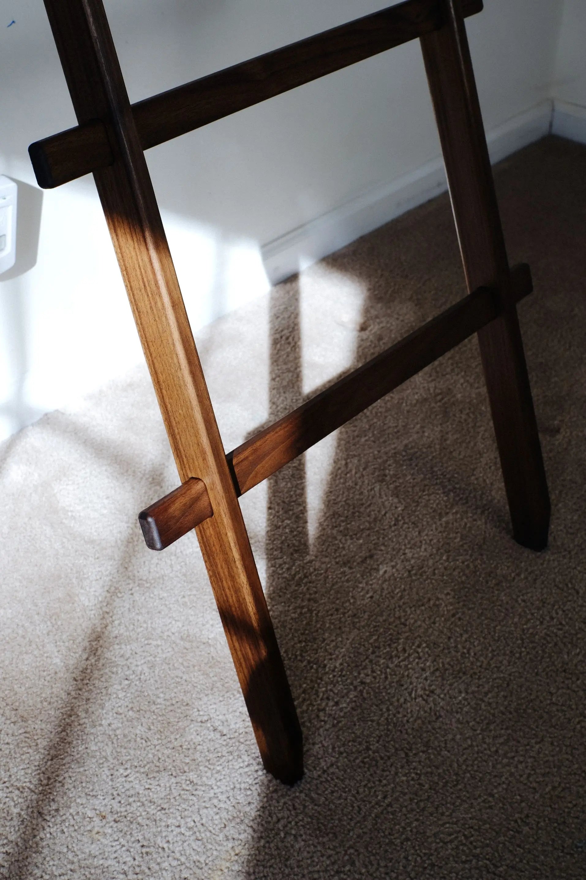 Freestanding oak clothes ladder – minimalist style for bedrooms or bathrooms