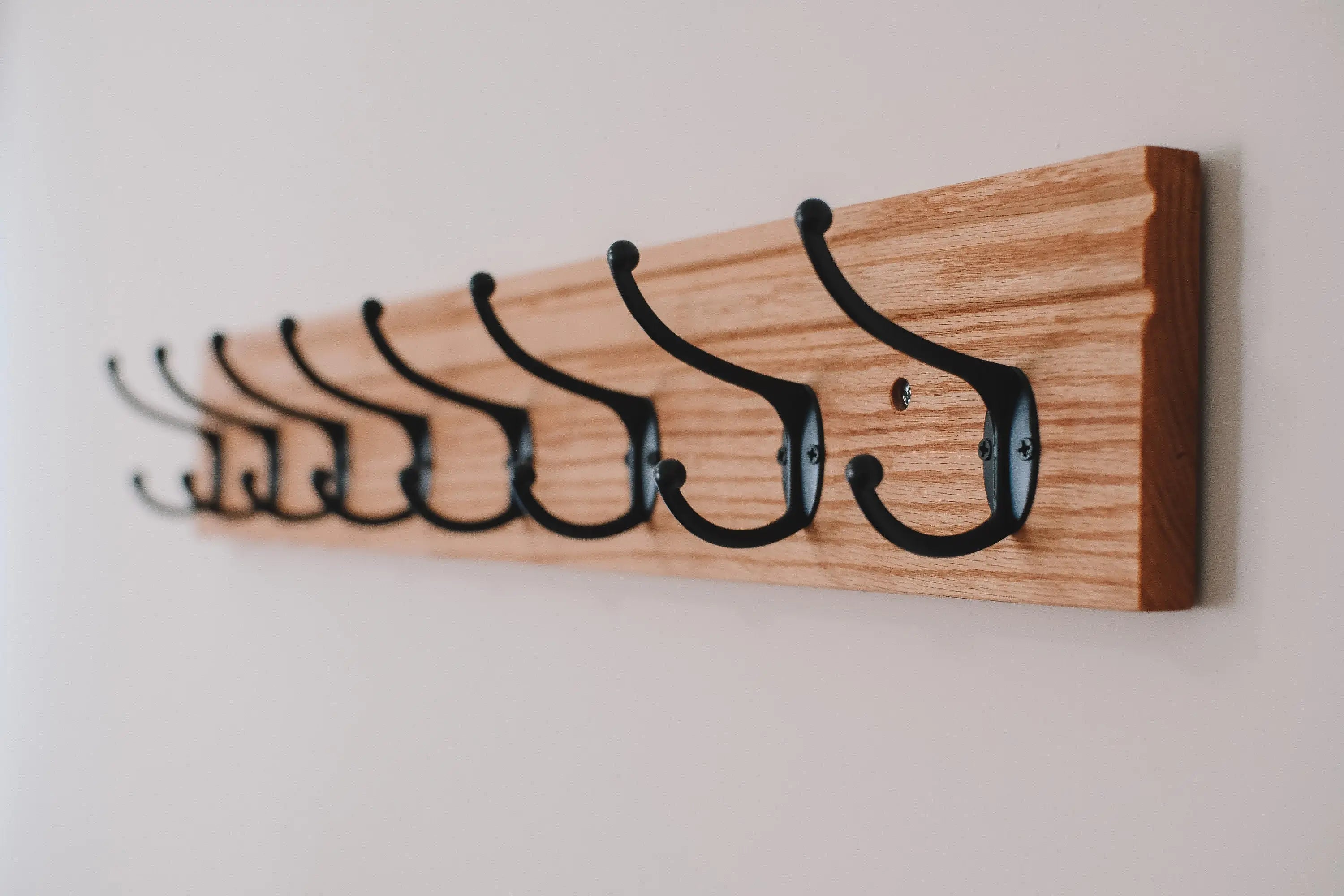 Minimalist wooden coat rack made from solid oak – perfect for entryways and hallways