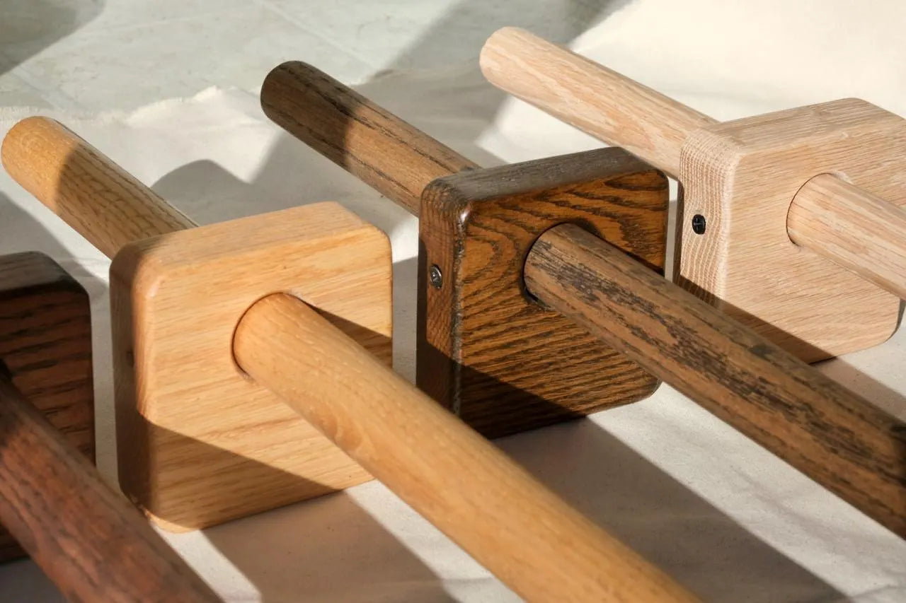 Natural oak wood curtain rod – minimalist and durable design for modern interiors