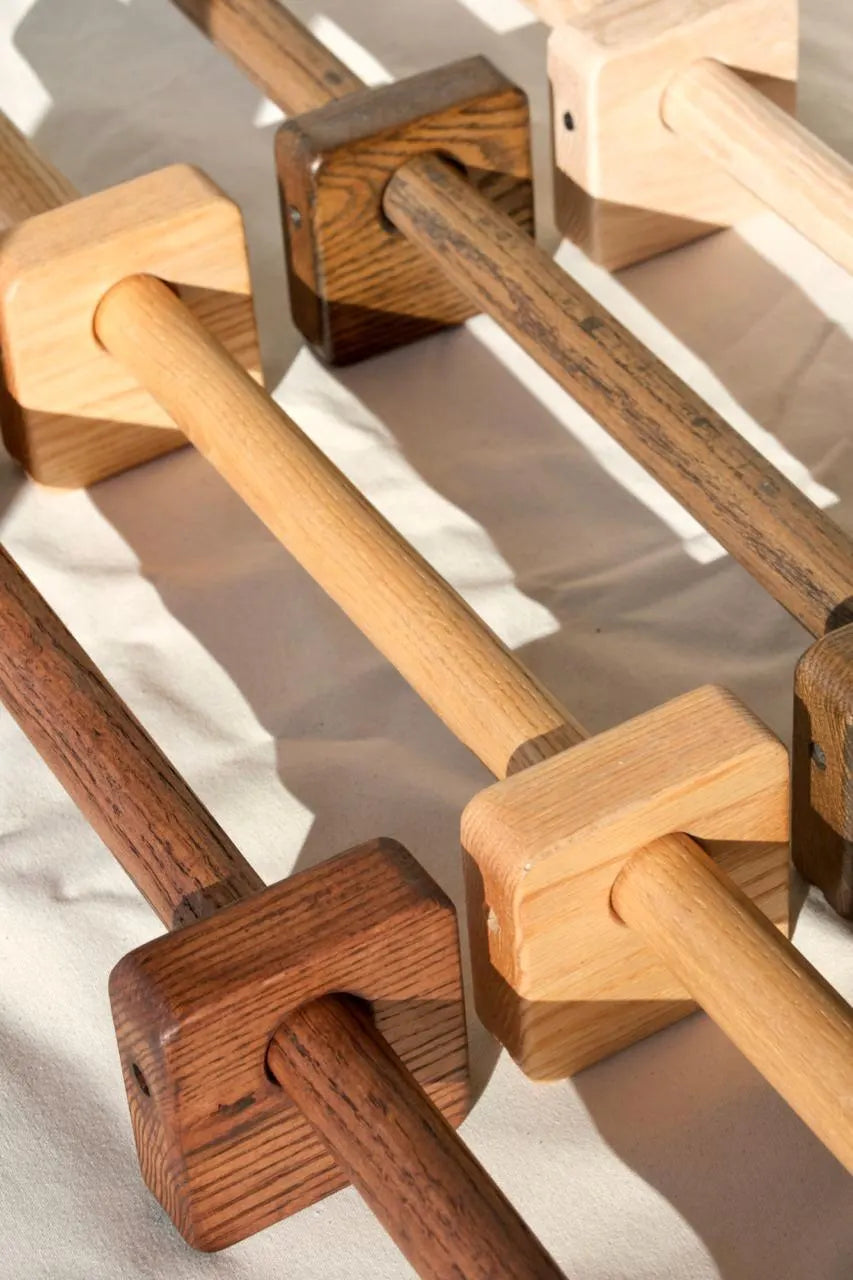 Elegant oak curtain rod – natural grain texture and high-quality craftsmanship