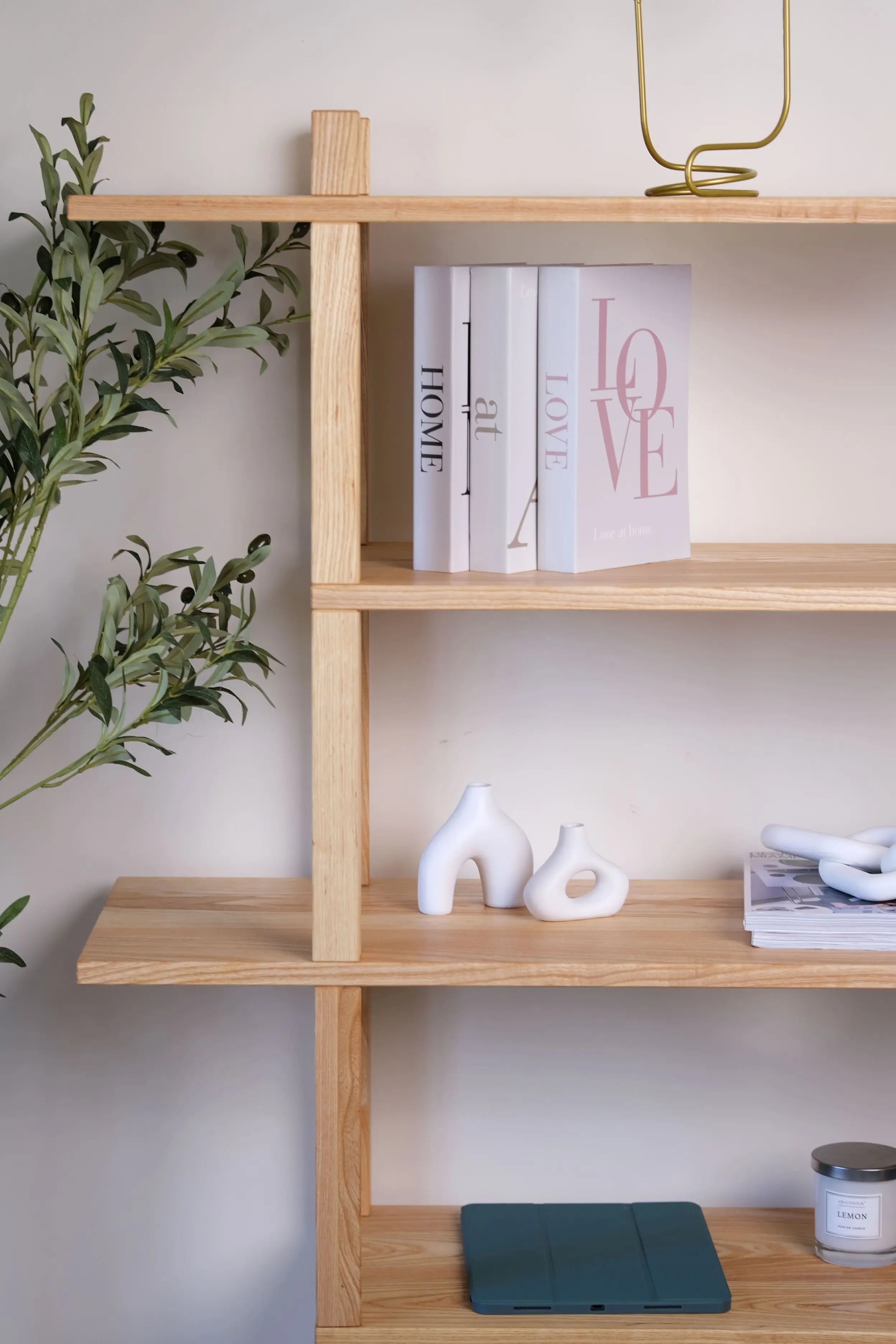 Handmade Sunli bookcase – minimalist structure with clean lines and warm tones