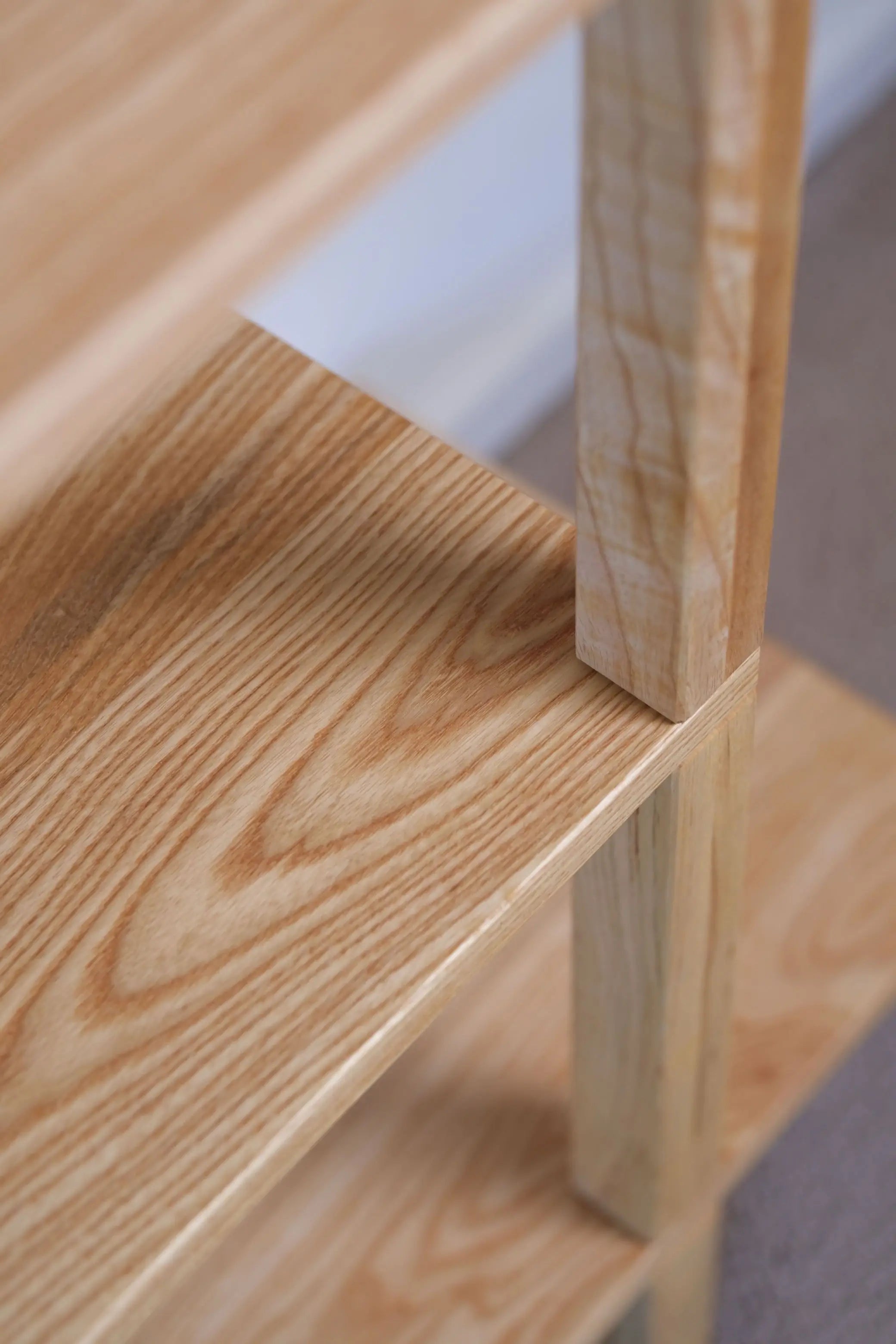 Vertical Sunli bookshelf – durable, modern wooden frame for stylish interiors