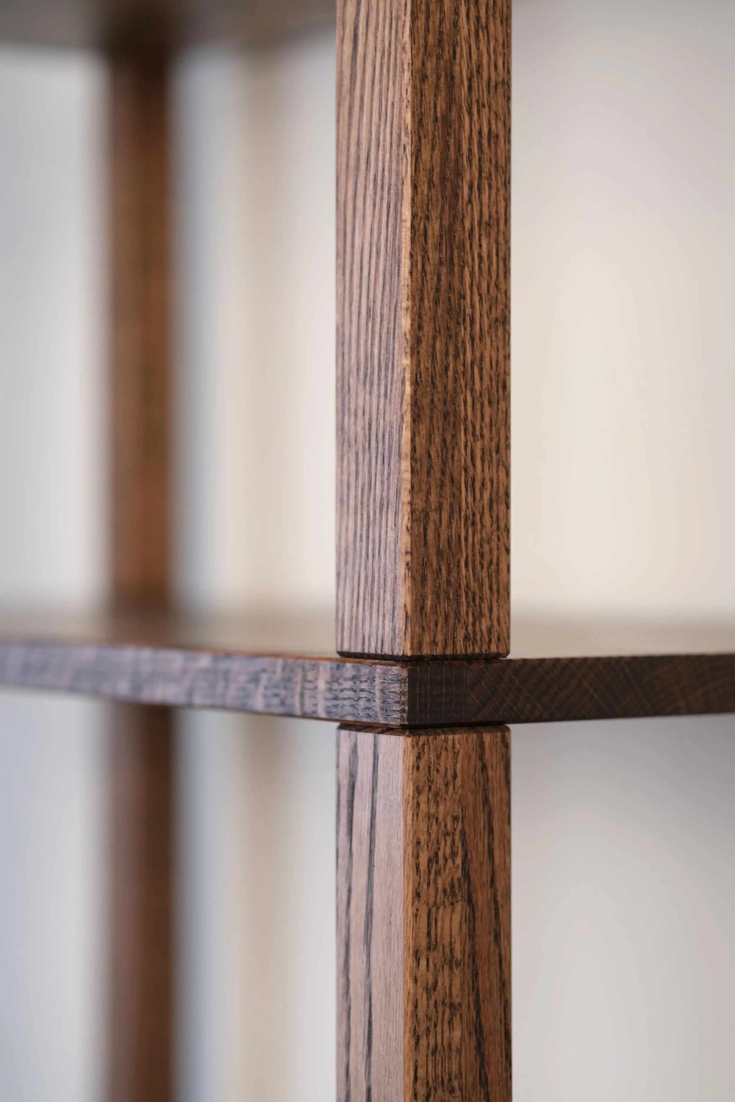 Thor bookshelf in hardwood – robust construction ideal for heavy books and display