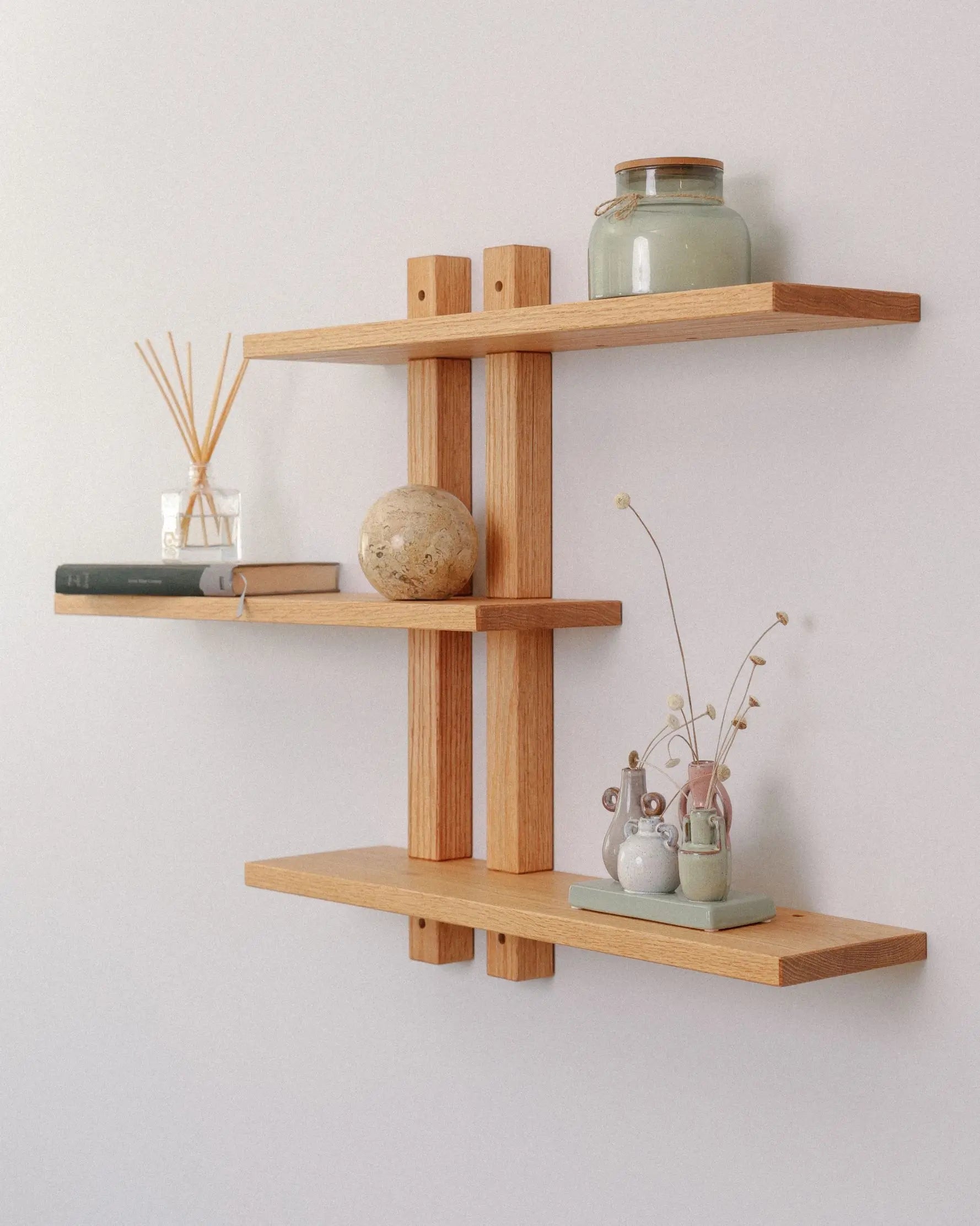 Convertible wall-mounted shelf – space-saving wooden design with adjustable layout