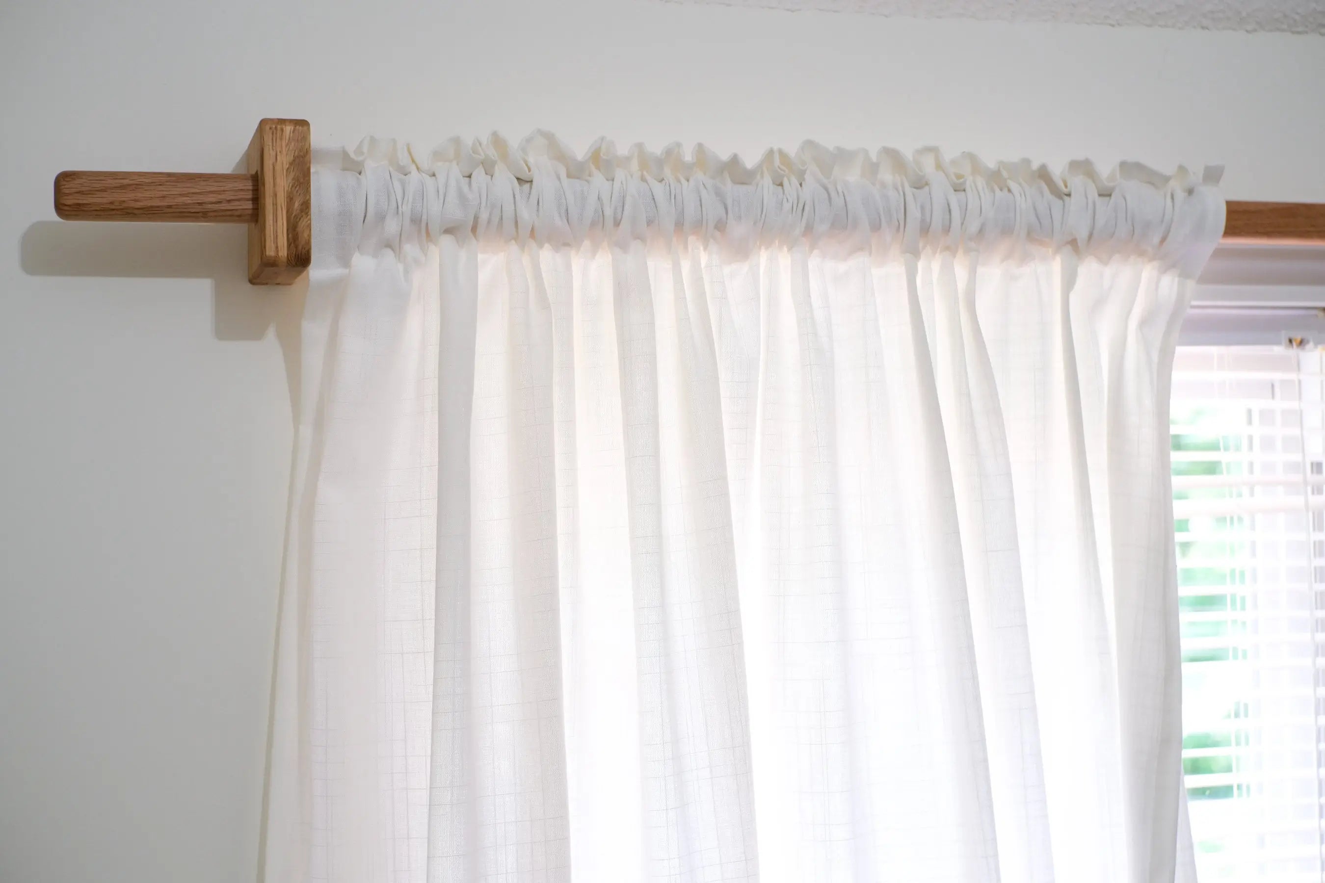 Solid wood wall-mounted curtain rod holder – sturdy and stylish support bracket