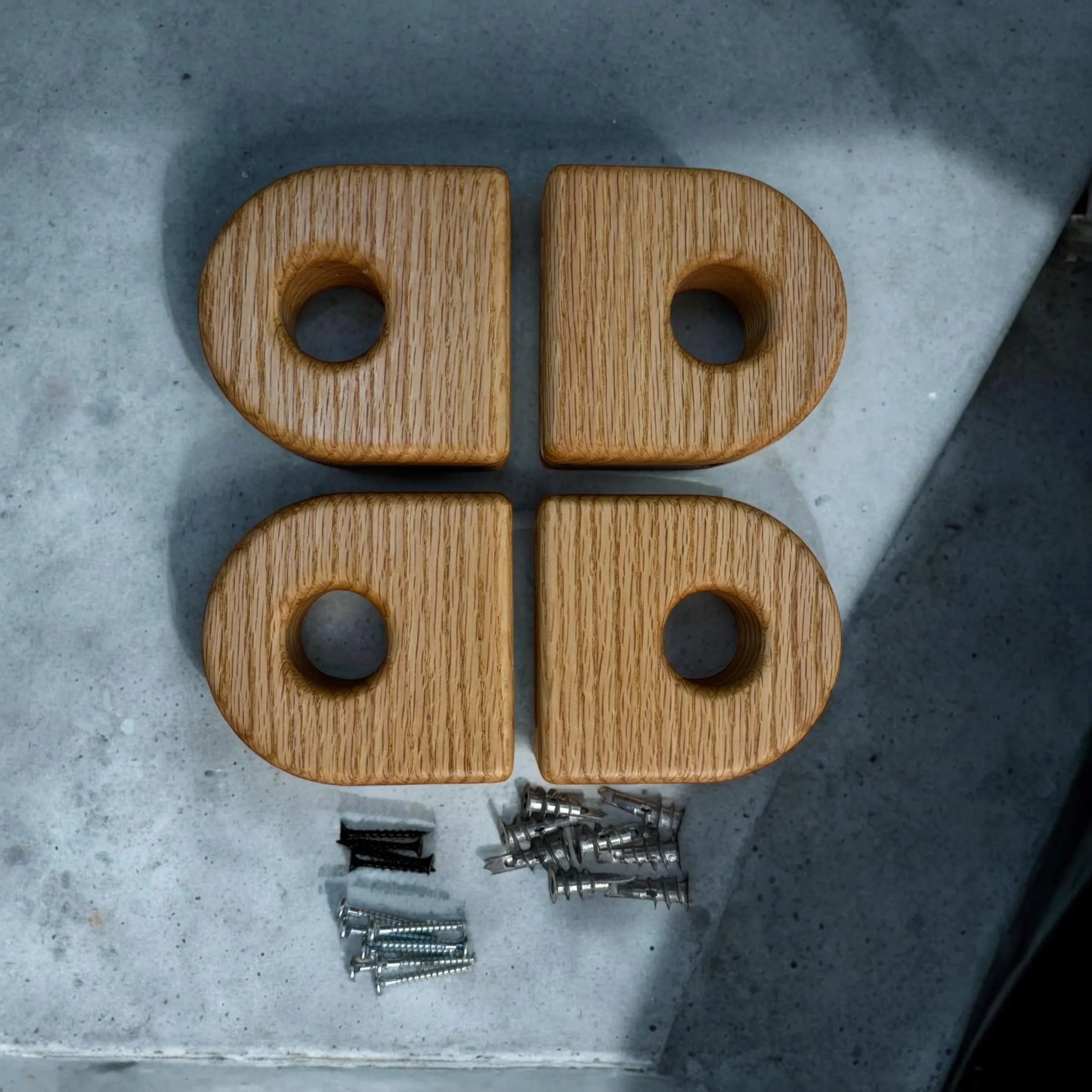 Solid wood wall brackets – secure and stylish support for curtain installation
