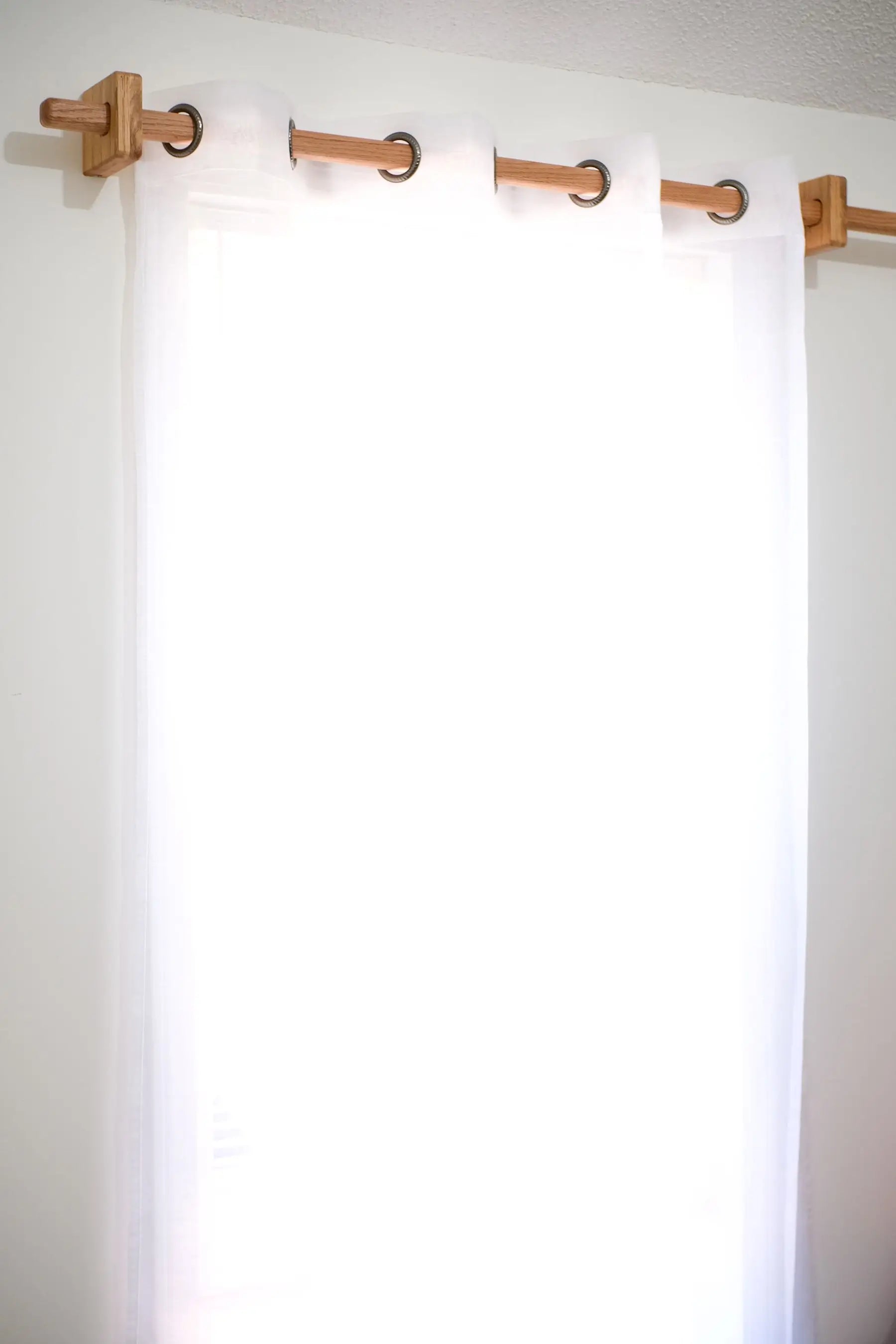 Minimalist wooden curtain rod – sturdy construction with handcrafted details