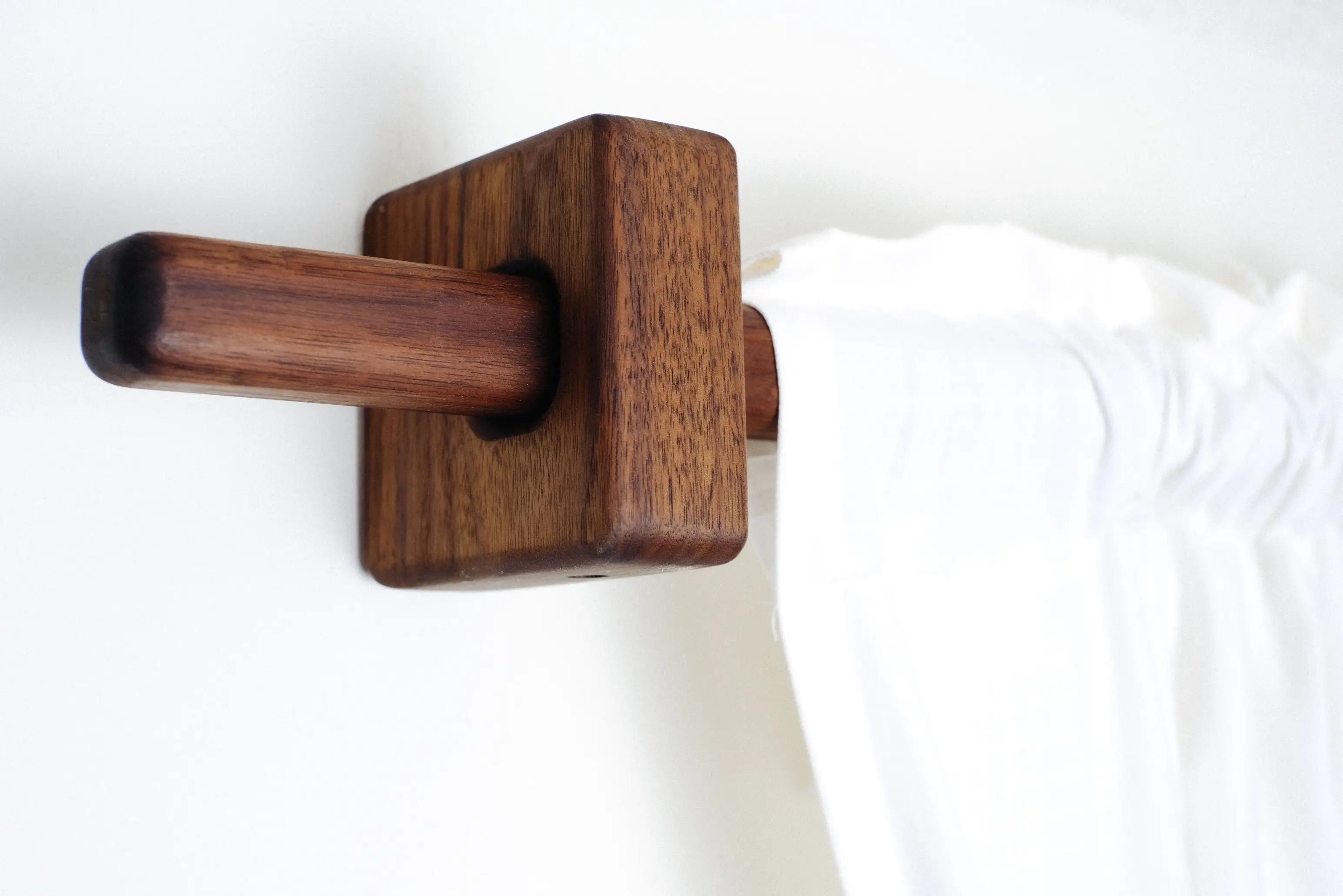 Natural hardwood curtain rod – simple design for elegant window coverage