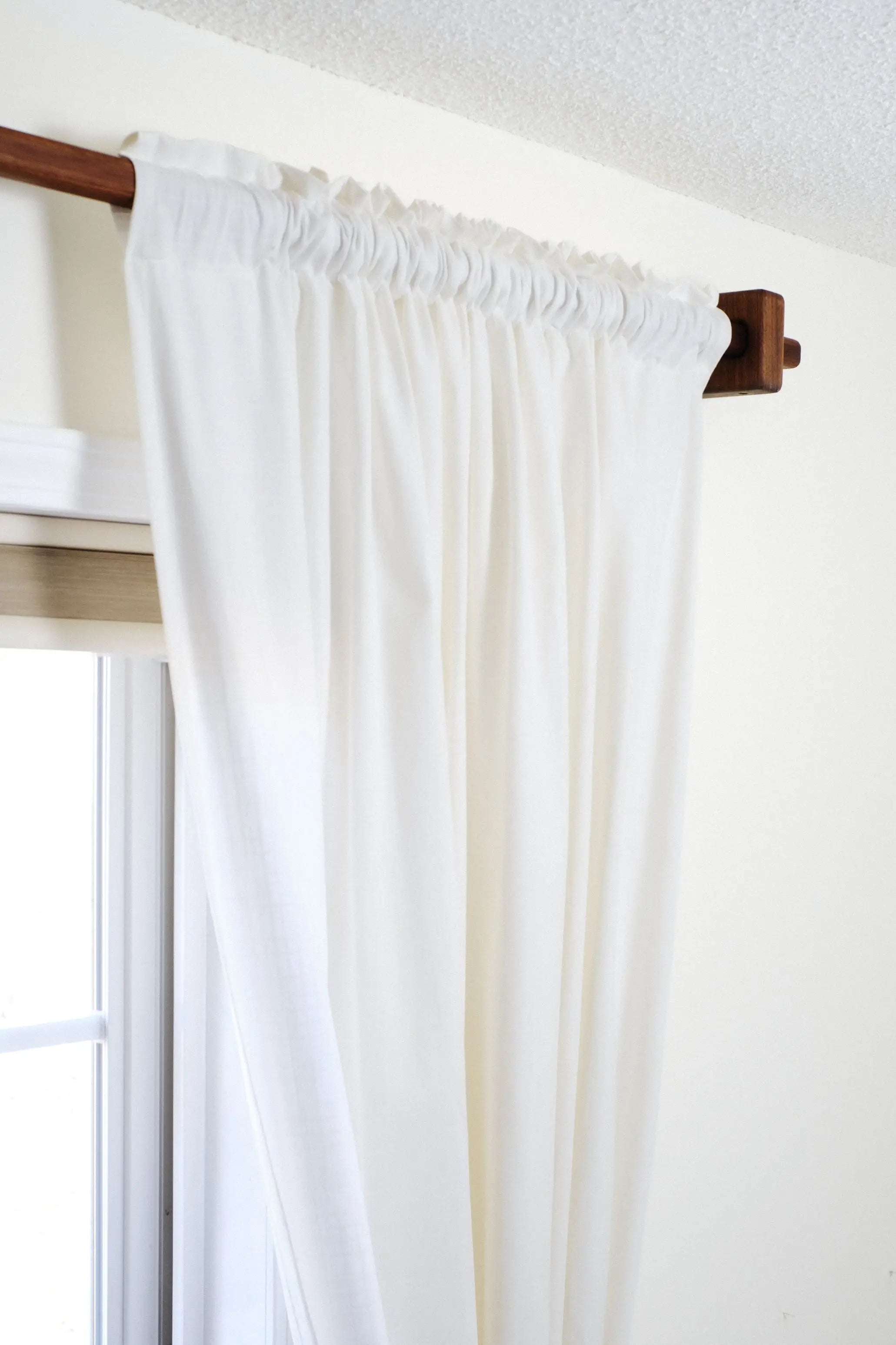 Natural wood curtain rod – smooth finish and clean lines for contemporary window styling